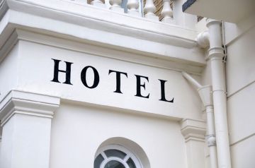 Großaufnahme einer klassischen Gebäudefassade mit der Aufschrift "Hotel"