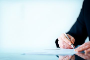 Unterschrift auf einem GmbH-Gründungsvertrag