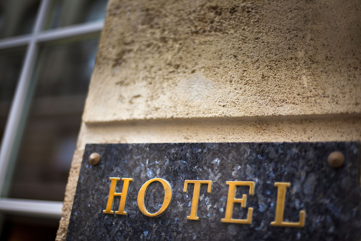 Schild an einem Hoteleingang mit Aufschrift "Hotel"
